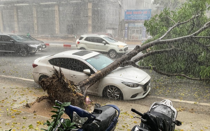 Mưa dông và tố lốc ở Hà Nội còn kéo dài