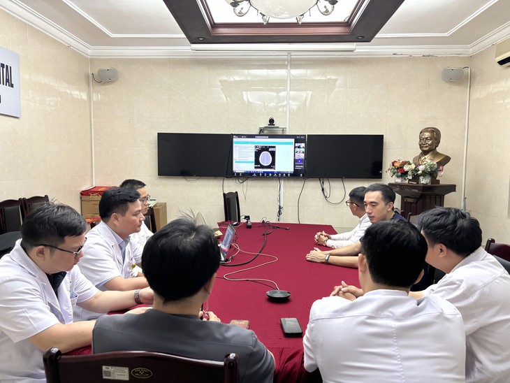 Từ Hà Nội, các bác sĩ hội chẩn cấp cứu trực tuyến 3 nạn nhân vụ sập cầu Phong Châu- Ảnh 1.