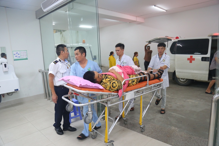 Nhiều người nhập viện cấp cứu do ngã ở độ cao 2-4m khi khắc phục hậu quả bão số 3- Ảnh 1.