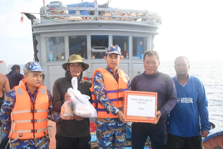 Hết lương thực khi đang trên biển, 14 ngư dân được tàu Hải quân hỗ trợ- Ảnh 1.