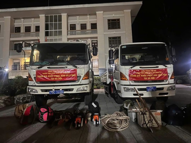 Nhân viên cây xanh Huế 'chi viện' Hà Nội khắc phục hậu quả bão số 3- Ảnh 2.