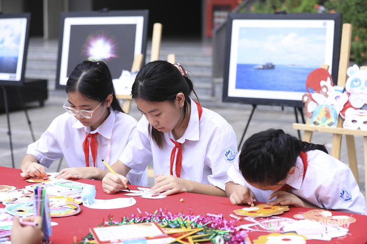 Học sinh thủ đô gửi thông điệp yêu thương trên đèn ông sao tặng thiếu nhi Trường Sa- Ảnh 1.