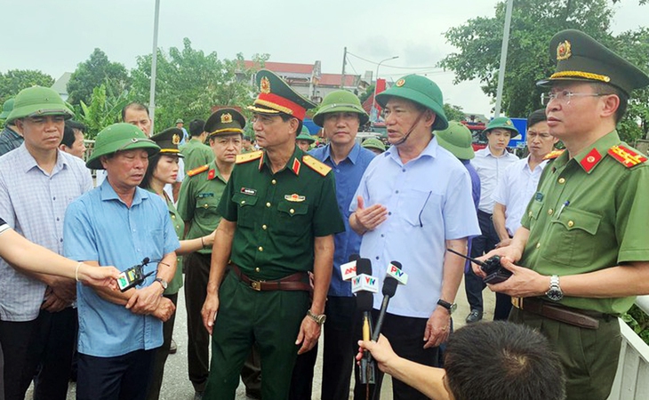 Phó Thủ tướng có mặt tại hiện trường sập cầu Phong Châu chỉ đạo tìm kiếm cứu nạn cứu hộ- Ảnh 1. Phó Thủ tướng có mặt tại hiện trường sập cầu Phong Châu chỉ đạo tìm kiếm cứu nạn cứu hộ- Ảnh 1.