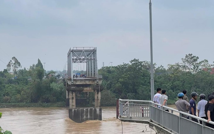 Sập cầu Phong Châu, Phú Thọ- Ảnh 1.