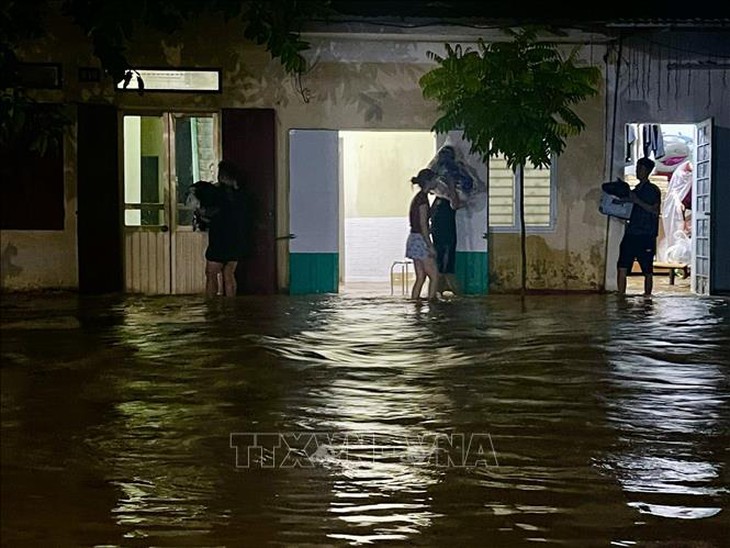 Nước sông Hồng tại Yên Bái dâng cao, nhiều nhà dân bị ngập sâu- Ảnh 5. Nước sông Hồng tại Yên Bái dâng cao, nhiều nhà dân bị ngập sâu- Ảnh 5.