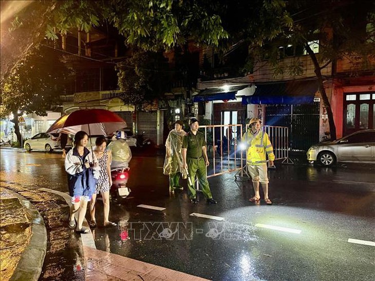 Nước sông Hồng tại Yên Bái dâng cao, nhiều nhà dân bị ngập sâu- Ảnh 3. Nước sông Hồng tại Yên Bái dâng cao, nhiều nhà dân bị ngập sâu- Ảnh 3.
