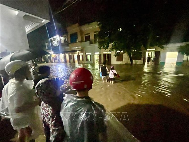 Nước sông Hồng tại Yên Bái dâng cao, nhiều nhà dân bị ngập sâu- Ảnh 8. Nước sông Hồng tại Yên Bái dâng cao, nhiều nhà dân bị ngập sâu- Ảnh 8.
