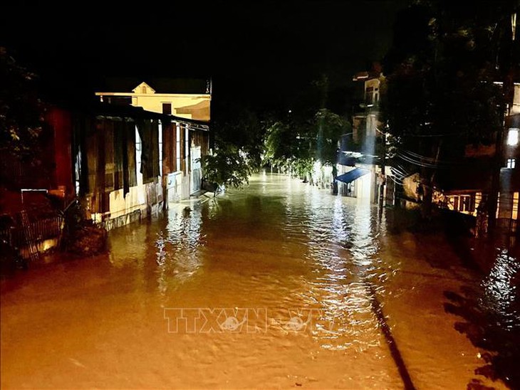 Nước sông Hồng tại Yên Bái dâng cao, nhiều nhà dân bị ngập sâu- Ảnh 1. Nước sông Hồng tại Yên Bái dâng cao, nhiều nhà dân bị ngập sâu- Ảnh 1.