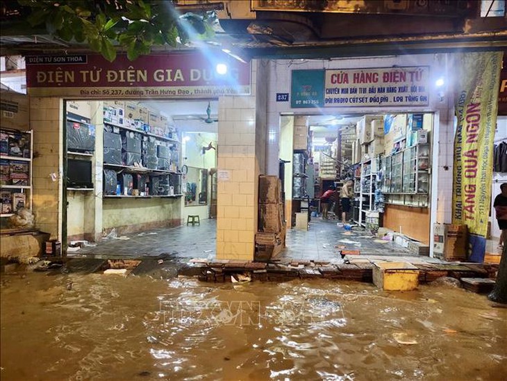 Nước sông Hồng tại Yên Bái dâng cao, nhiều nhà dân bị ngập sâu- Ảnh 6. Nước sông Hồng tại Yên Bái dâng cao, nhiều nhà dân bị ngập sâu- Ảnh 6.