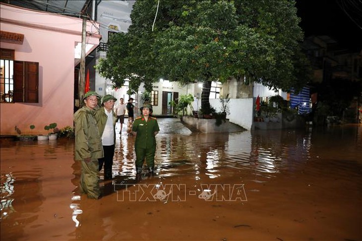 Nước sông Kỳ Cùng ở mức báo động, người dân di dời trong đêm- Ảnh 1.