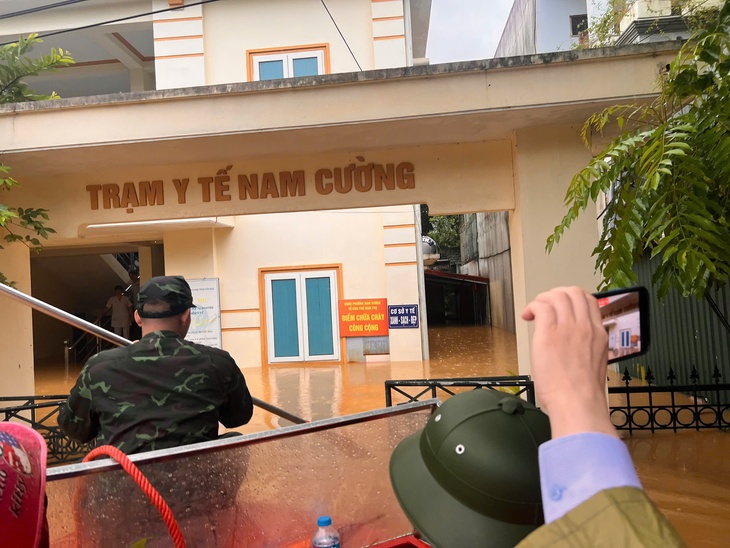 Mưa bão số 3, trạm y tế ngập sâu, mất điện thầy thuốc thắp đèn dầu khám cho dân- Ảnh 1.