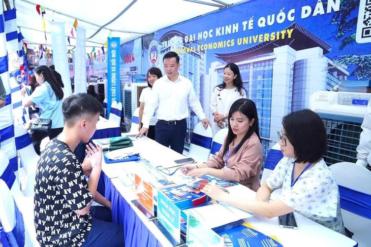Trường đại học nào dự kiến giảm chỉ tiêu xét tuyển bằng điểm thi tốt nghiệp THPT?- Ảnh 1. Trường đại học nào dự kiến giảm chỉ tiêu xét tuyển bằng điểm thi tốt nghiệp THPT?- Ảnh 1.