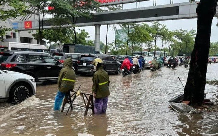 Hà Nội phân luồng giao thông vị trí bị ngập tại Quốc Oai, Hoài Đức
