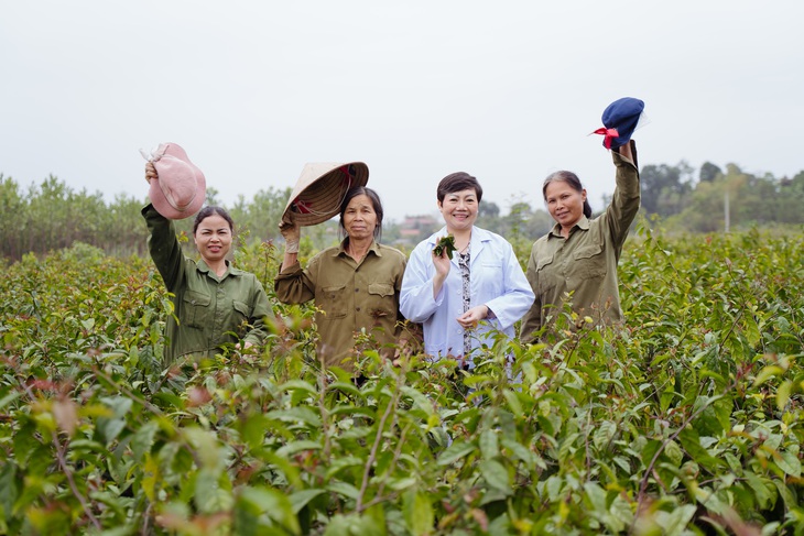 Hành trình 800km tham quan vùng dược liệu và nhà máy sản xuất của Công ty Kiềm Saphia- Ảnh 1.