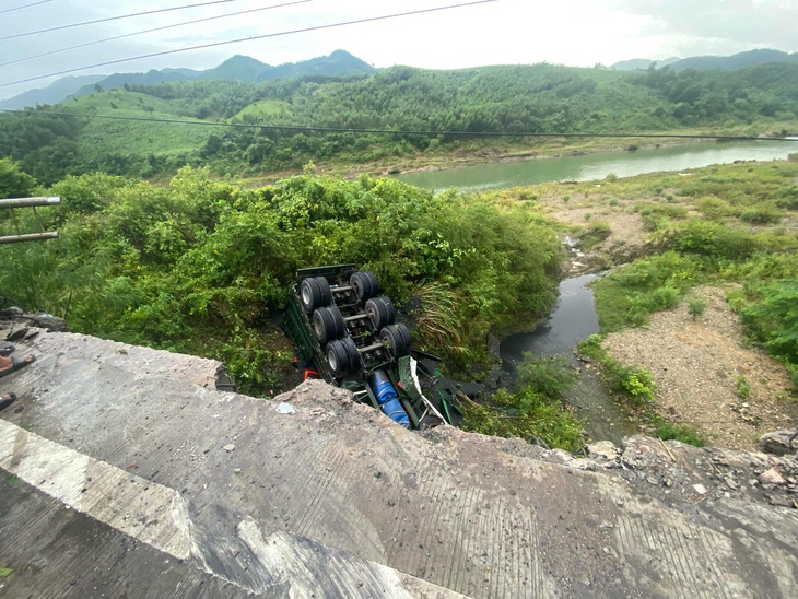 Xe chở than lao xuống vực, tài xế tử vong- Ảnh 1. Xe chở than lao xuống vực, tài xế tử vong- Ảnh 1.