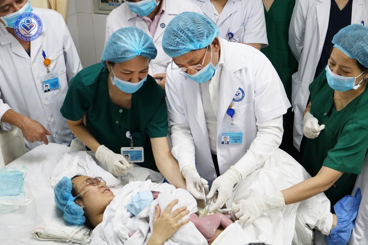 Xúc động đón chào những công dân nhí đầu tiên năm 2025 của Hà Nội- Ảnh 1.