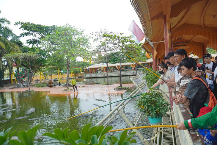 TPHCM: Các điểm vui chơi, giải trí đông khách trong ngày nghỉ Tết Dương lịch- Ảnh 4.