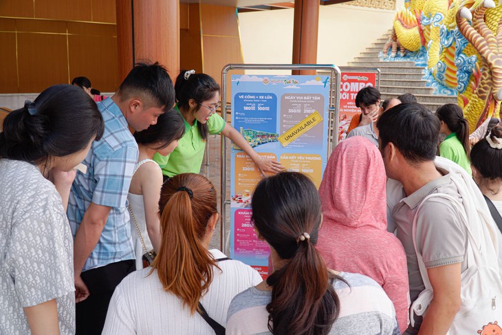 TPHCM: Các điểm vui chơi, giải trí đông khách trong ngày nghỉ Tết Dương lịch- Ảnh 1.