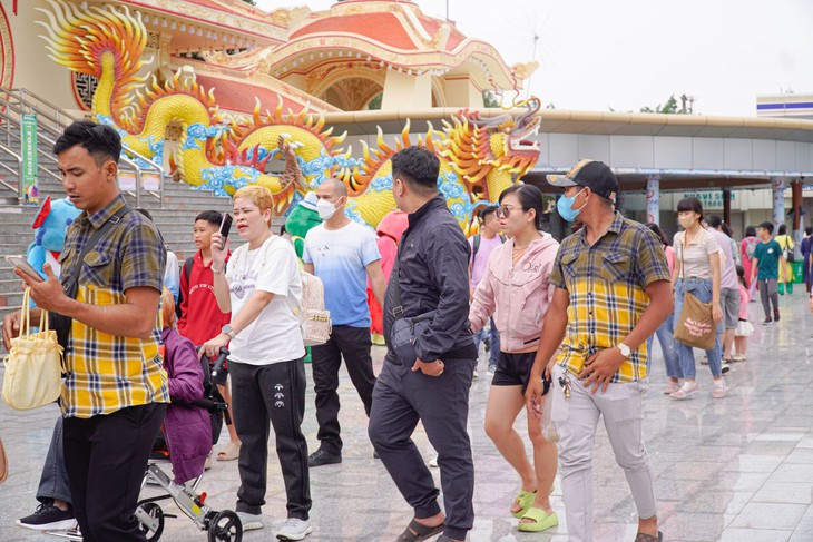 TPHCM: Các điểm vui chơi, giải trí đông khách trong ngày nghỉ Tết Dương lịch- Ảnh 2.