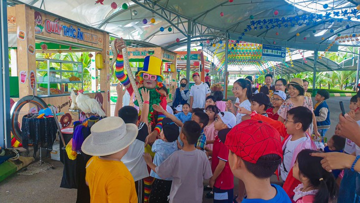 TPHCM: Các điểm vui chơi, giải trí đông khách trong ngày nghỉ Tết Dương lịch- Ảnh 3.