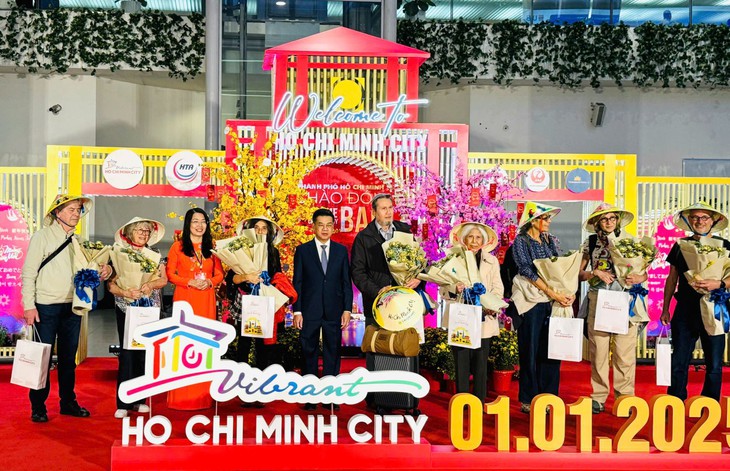 TP Hồ Chí Minh đón những vị khách du lịch đầu tiên trong năm 2025- Ảnh 1.