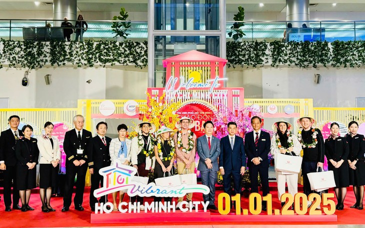 TP Hồ Chí Minh đón những vị khách du lịch đầu tiên trong năm 2025- Ảnh 6.