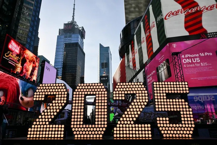 Quả cầu pha lê 'bung lụa' đón năm mới 2025 tại New York- Ảnh 1.