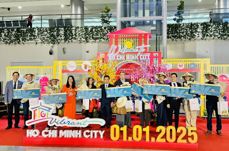 TP Hồ Chí Minh đón những vị khách du lịch đầu tiên trong năm 2025- Ảnh 5.
