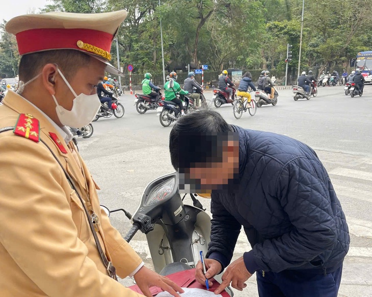 CSGT 'giải cứu' xe khách mắc kẹt trên cầu vượt, xử phạt tài xế- Ảnh 3. CSGT 'giải cứu' xe khách mắc kẹt trên cầu vượt, xử phạt tài xế- Ảnh 3.