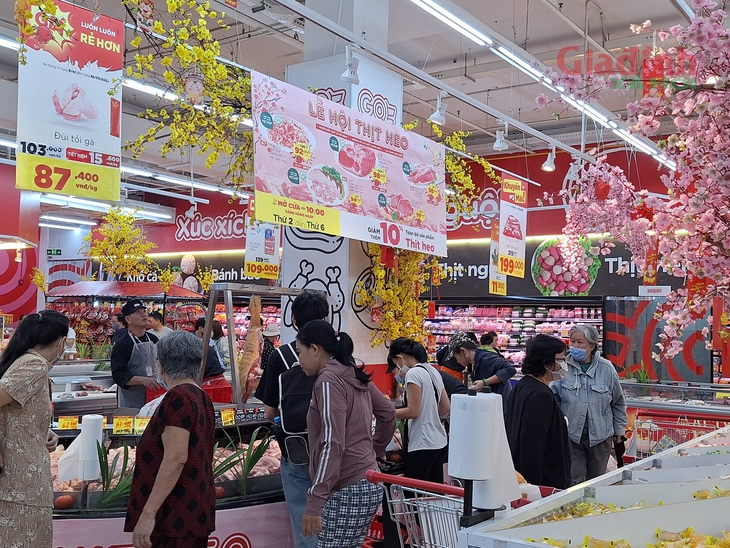 Thịt lợn thành phẩm bất ngờ giảm giá hơn 40% ngày cận Tết Nguyên đán 2025- Ảnh 1.