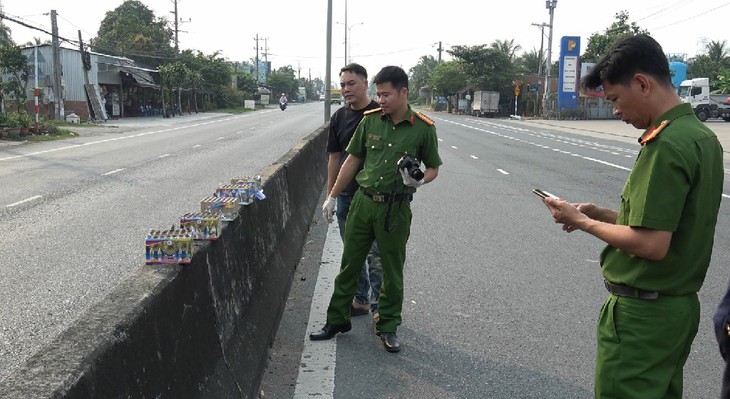 Tạm giữ hình sự 6 đối tượng đốt pháo hoa rồi nhảy múa trên Quốc lộ 1- Ảnh 1.