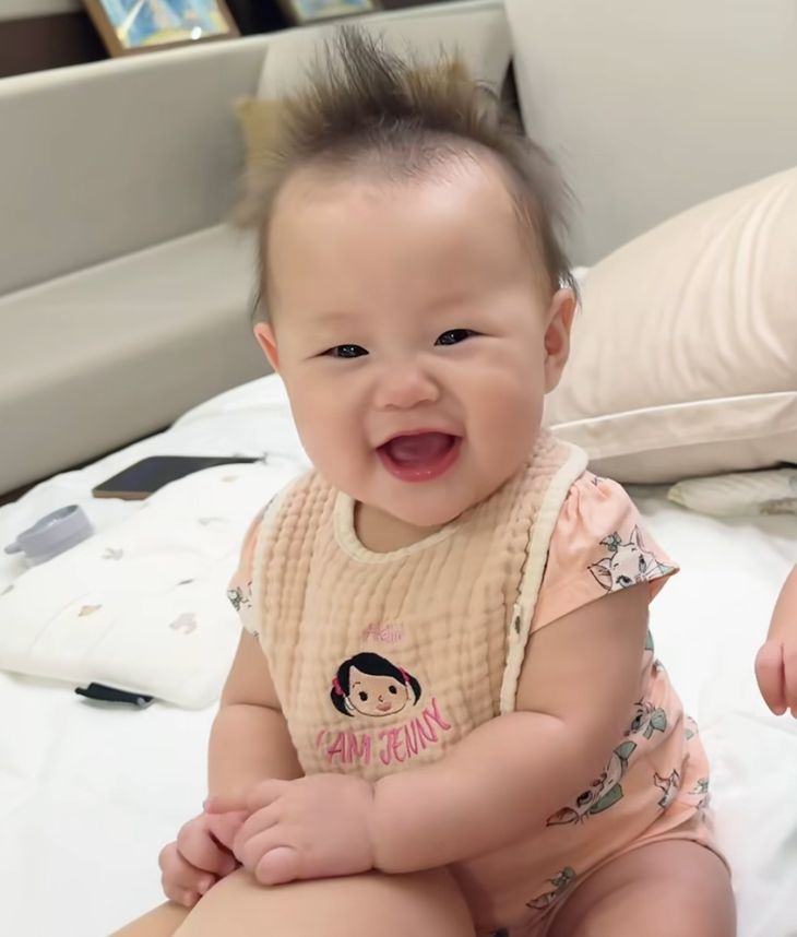 Phương Oanh khoe clip gây sốt của cặp song sinh, một điểm ở bé Jenny khiến fan thích thú- Ảnh 4. Phương Oanh khoe clip gây sốt của cặp song sinh, một điểm ở bé Jenny khiến fan thích thú- Ảnh 4.