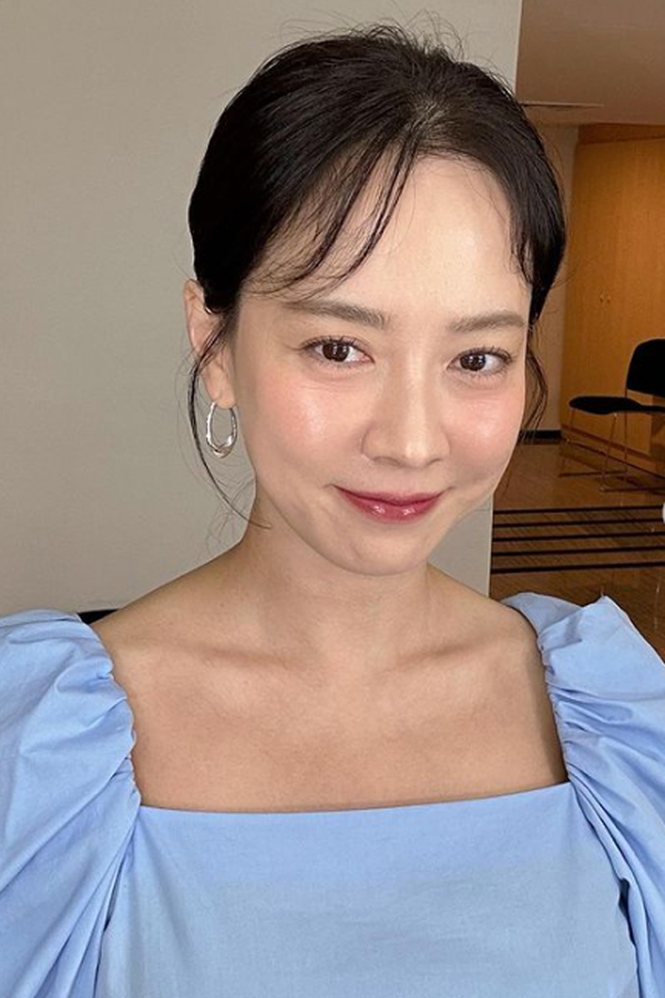 Người đẹp phim 'Sex is Zero' tuổi 44 có làn da căng bóng nhờ 3 việc làm đơn giản mỗi ngày- Ảnh 3. Người đẹp phim 'Sex is Zero' tuổi 44 có làn da căng bóng nhờ 3 việc làm đơn giản mỗi ngày- Ảnh 3.