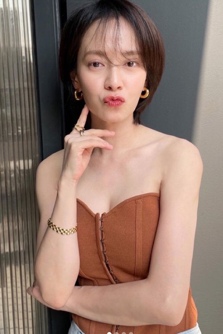 Người đẹp phim 'Sex is Zero' tuổi 44 có làn da căng bóng nhờ 3 việc làm đơn giản mỗi ngày- Ảnh 8. Người đẹp phim 'Sex is Zero' tuổi 44 có làn da căng bóng nhờ 3 việc làm đơn giản mỗi ngày- Ảnh 8.