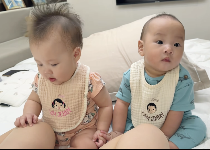 Phương Oanh khoe clip gây sốt của cặp song sinh, một điểm ở bé Jenny khiến fan thích thú- Ảnh 2. Phương Oanh khoe clip gây sốt của cặp song sinh, một điểm ở bé Jenny khiến fan thích thú- Ảnh 2.