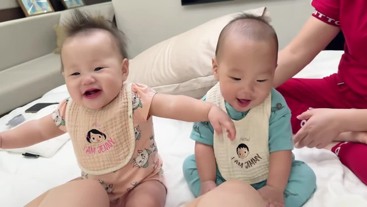 Phương Oanh khoe clip gây sốt của cặp song sinh, một điểm ở bé Jenny khiến fan thích thú- Ảnh 1. Phương Oanh khoe clip gây sốt của cặp song sinh, một điểm ở bé Jenny khiến fan thích thú- Ảnh 1.