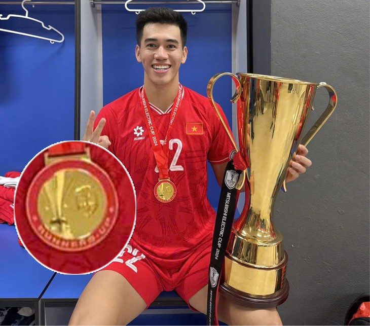 Soi nhà cầu thủ gặp sự cố dở khóc dở cười với chiếc HCV AFF Cup- Ảnh 1.