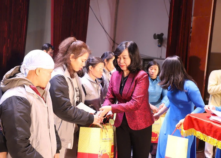 Bộ trưởng Đào Hồng Lan trao quà tặng đoàn viên, người lao động có hoàn cảnh khó khăn tại Hải Dương- Ảnh 1. Bộ trưởng Đào Hồng Lan trao quà tặng đoàn viên, người lao động có hoàn cảnh khó khăn tại Hải Dương- Ảnh 1.