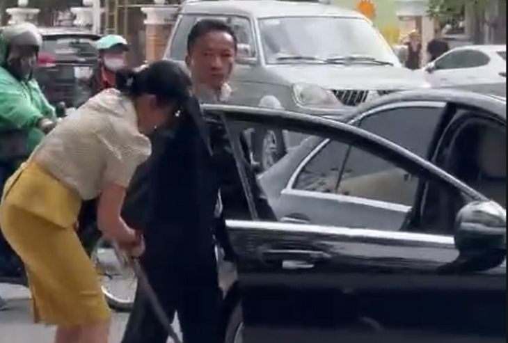 Rút kiếm đòi chém công nhân môi trường vì bị nhắc không bẻ hoa- Ảnh 1.