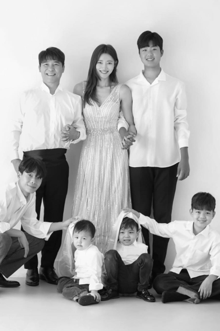 Hai nam chính phim 'Sex is Zero' tuổi trung niên: Người hạnh phúc bên vợ trẻ, người trải qua 2 'lần đò'- Ảnh 2. Hai nam chính phim 'Sex is Zero' tuổi trung niên: Người hạnh phúc bên vợ trẻ, người trải qua 2 'lần đò'- Ảnh 2.