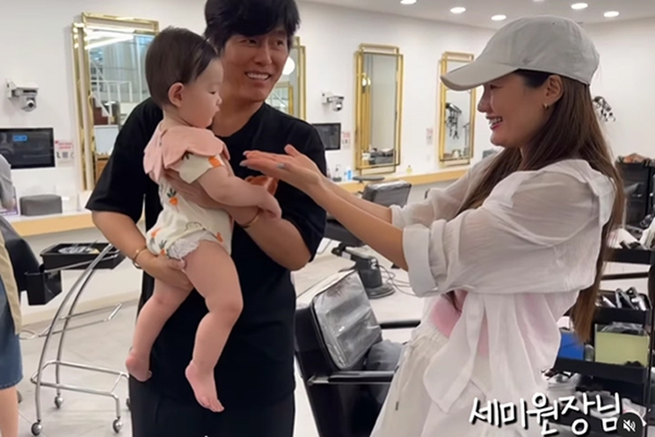 Hai nam chính phim 'Sex is Zero' tuổi trung niên: Người hạnh phúc bên vợ trẻ, người trải qua 2 'lần đò'- Ảnh 4. Hai nam chính phim 'Sex is Zero' tuổi trung niên: Người hạnh phúc bên vợ trẻ, người trải qua 2 'lần đò'- Ảnh 4.