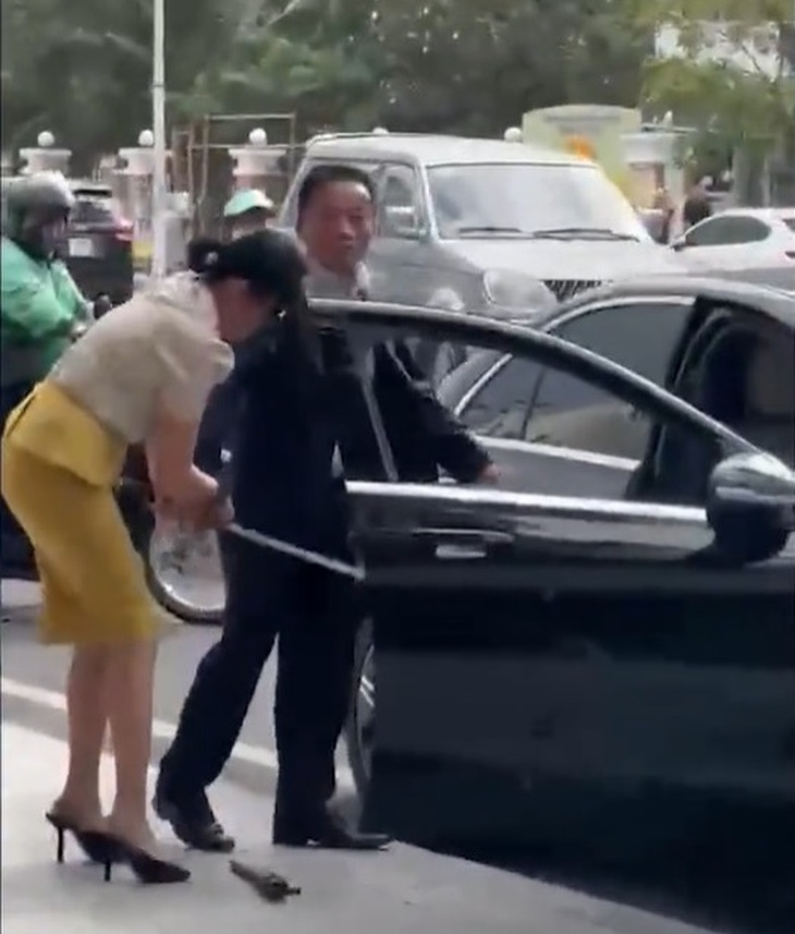 Khởi tố và bắt tạm giam người đàn ông đi Mercedes rút kiếm đe dọa nữ nhân viên môi trường- Ảnh 2. Khởi tố và bắt tạm giam người đàn ông đi Mercedes rút kiếm đe dọa nữ nhân viên môi trường- Ảnh 2.