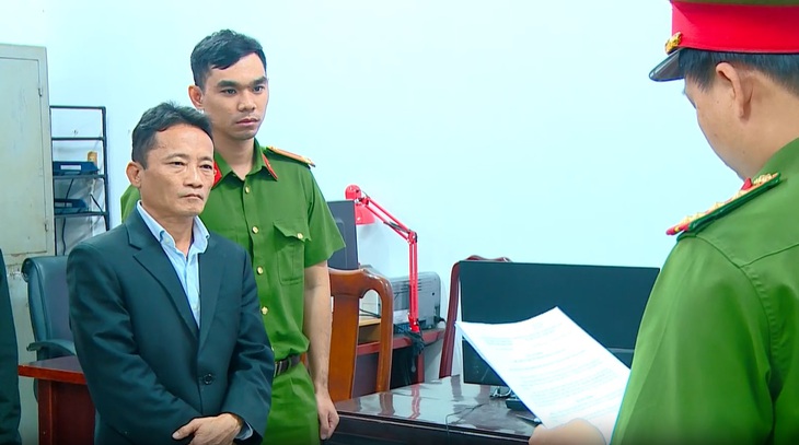 Khởi tố và bắt tạm giam người đàn ông đi Mercedes rút kiếm đe dọa nữ nhân viên môi trường- Ảnh 1. Khởi tố và bắt tạm giam người đàn ông đi Mercedes rút kiếm đe dọa nữ nhân viên môi trường- Ảnh 1.