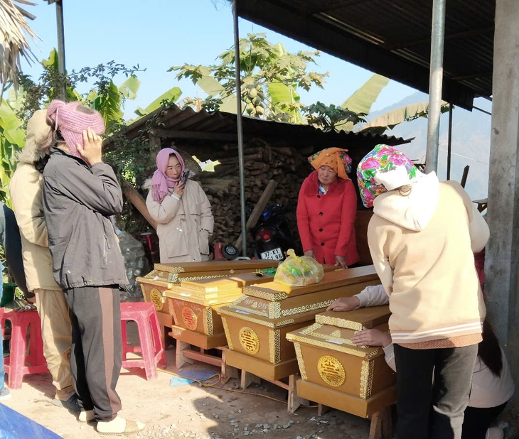 Thông tin mới vụ tai nạn khiến 6 người tử vong ở Nghệ An
- Ảnh 2. Thông tin mới vụ tai nạn khiến 6 người tử vong ở Nghệ An
- Ảnh 2.