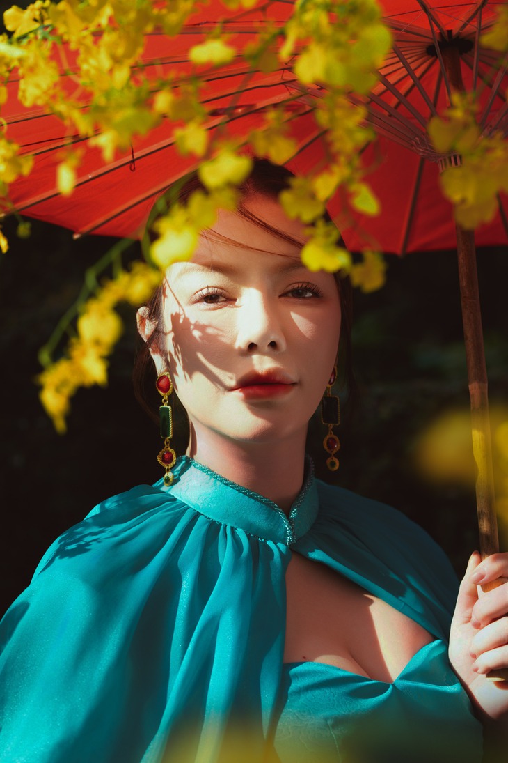 Lý Nhã Kỳ gây bất ngờ khi diện áo dài giữa Thảo Cầm Viên- Ảnh 1. Lý Nhã Kỳ gây bất ngờ khi diện áo dài giữa Thảo Cầm Viên- Ảnh 1.
