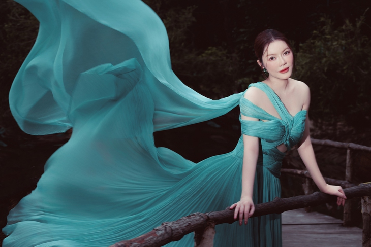 Lý Nhã Kỳ gây bất ngờ khi diện áo dài giữa Thảo Cầm Viên- Ảnh 6. Lý Nhã Kỳ gây bất ngờ khi diện áo dài giữa Thảo Cầm Viên- Ảnh 6.