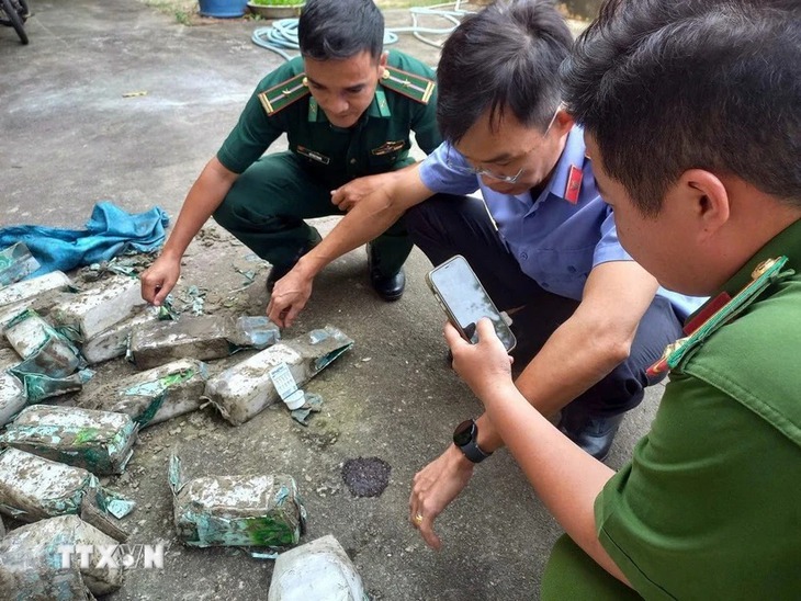Người dân giao nộp 25kg nghi là ma túy trôi dạt vào bờ biển Côn Đảo- Ảnh 1. Người dân giao nộp 25kg nghi là ma túy trôi dạt vào bờ biển Côn Đảo- Ảnh 1.