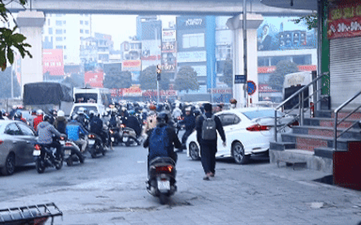 Nữ tài xế "bật khóc" sau khi nghe mức phạt 5 triệu đồng vì đi lên vỉa hè