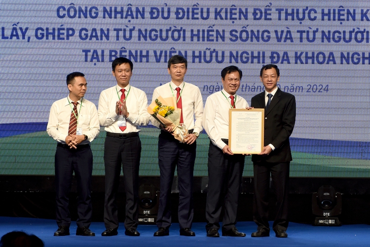 Thứ trưởng Bộ Y tế Nguyễn Tri Thức trao quyết định công nhận đủ điều kiện thực hiện kỹ thuật lấy và ghép gan từ người hiến sống và người hiến chết não cho Bệnh viện HNĐK Nghệ An. Thứ trưởng Bộ Y tế Nguyễn Tri Thức trao quyết định công nhận đủ điều kiện thực hiện kỹ thuật lấy và ghép gan từ người hiến sống và người hiến chết não cho Bệnh viện HNĐK Nghệ An.