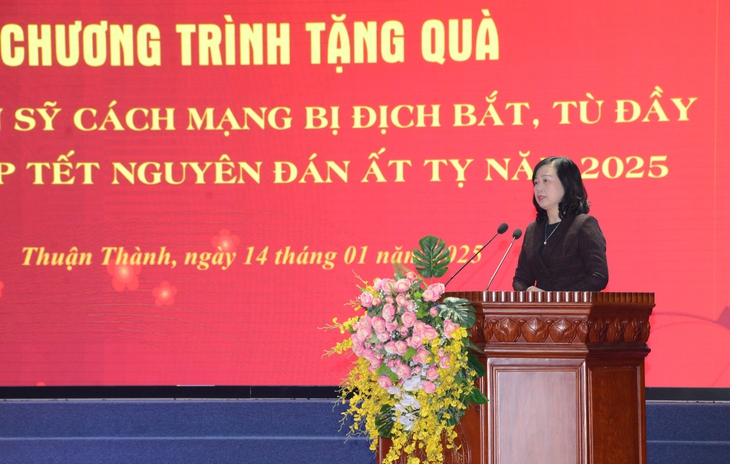 Bộ trưởng Đào Hồng Lan và Đoàn ĐBQH Bắc Ninh trao quà chúc Tết các Chiến sĩ cách mạng bị địch bắt, tù đày- Ảnh 1. Bộ trưởng Đào Hồng Lan và Đoàn ĐBQH Bắc Ninh trao quà chúc Tết các Chiến sĩ cách mạng bị địch bắt, tù đày- Ảnh 1.